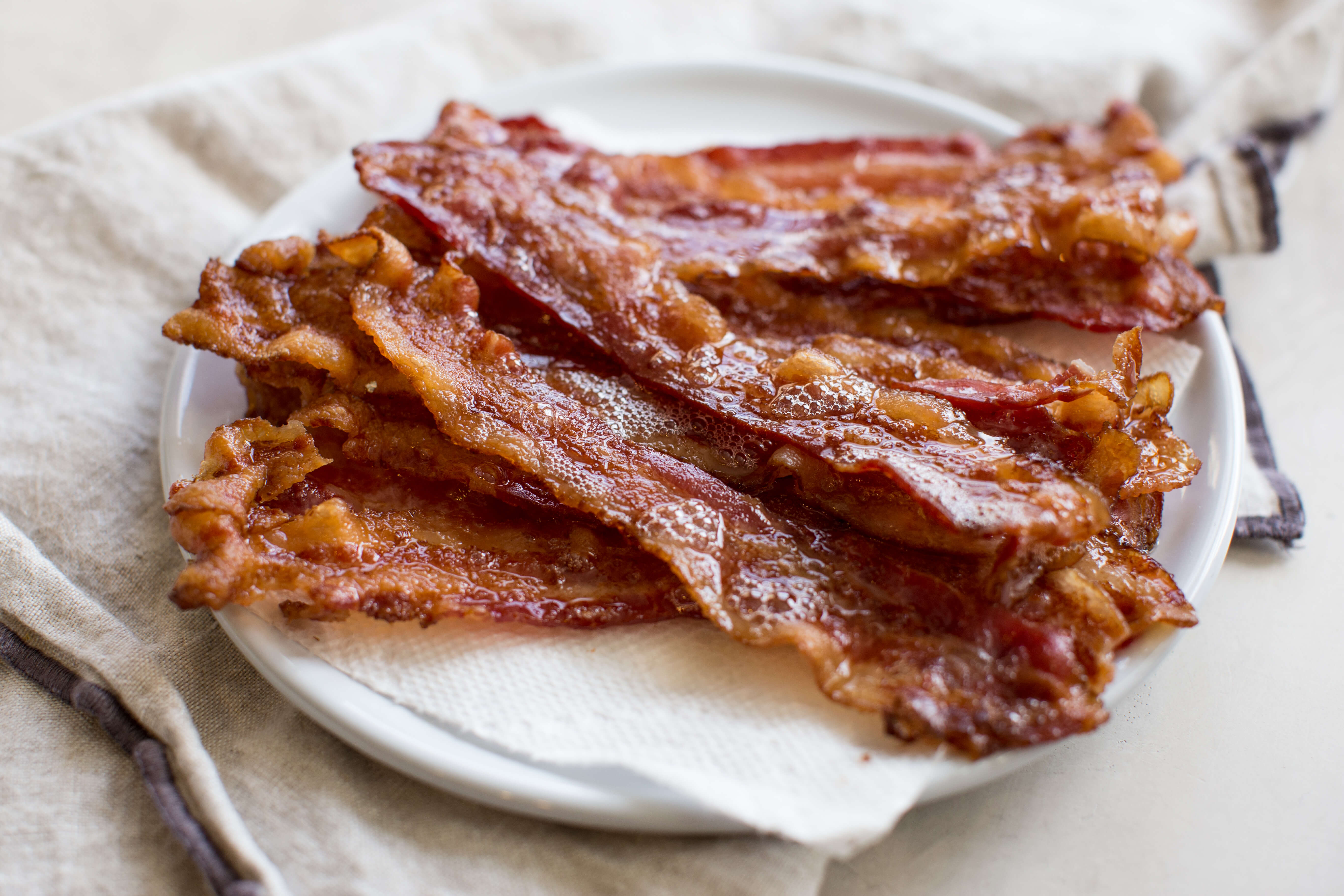 https://www.loveandzest.com/wp-content/uploads/2019/02/How-to-Cook-Bacon-in-the-Oven-Hi-Res-4.jpg